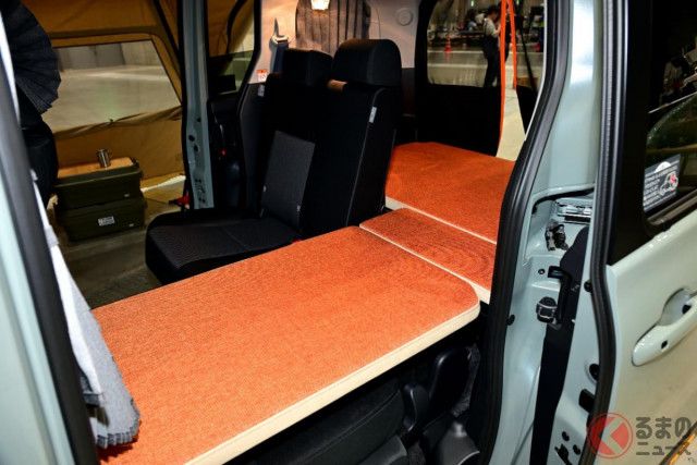 トヨタ斬新「シエンタ“車中泊仕様”」実車展示！ 「オシャレなベッド」装備＆“DIY”カンタン取付可能！ すぐ爆睡できて超便利な「ベッドキット仕様」に熱視線！(くるまのニュース)  - goo ニュース