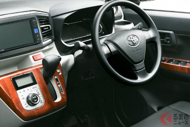新車99万円で「4人」乗れる！ トヨタで「“一番安い”乗用車」がスゴイ！ めちゃシブい“超豪華”インテリア実現する「昭和レトロ仕様」がサイコー！ “低燃費”でコスパ最強の最新「ピクシスエポック」コーディネートとは！