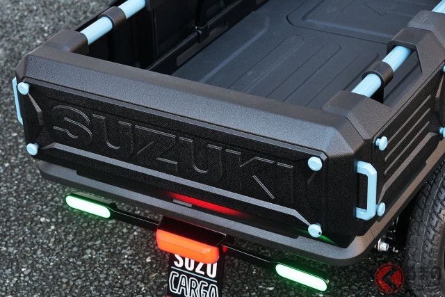 スズキの「1人乗り“ミニ軽トラ”!?」に反響多数！「高齢者の買い物に便利」「最強の乗り物」の声も!? “免許返納後の足”にいい「最大積載量30kg」斬新“コンパクト”四輪「SUZU-CARGO」が話題に