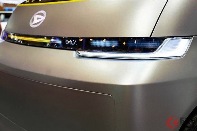 ダイハツ「斬新“窓なし”小型バン」がスゴかった！ まさかの“ツルツルボディ”×精悍「一文字ライト」を採用！ 「次期タウンエース!?」想起させる「VIZION-F」尼コンセプトカーとは