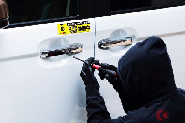 恐怖!? トヨタ「ランドクルーザー」盗難“未遂”発生！ 犯人は「これじゃエンジンかけられない…」 めちゃ“単純対策”で「阻止」できた！ 「ナイスディフェンス」事例で警戒を 茨城