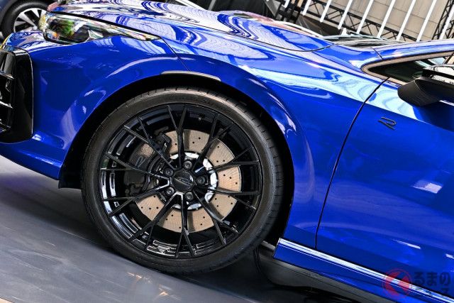 2リッターエンジンで「330馬力超え」！ 全長4.3m“ちょうどいいボディ”の新「コンパクトカー」日本初公開！ “専用装備”もり沢山な史上最速の「ブラック仕様」！ VW新「ゴルフR」登場！
