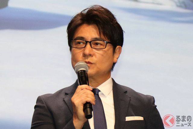 「安東弘樹アナウンサー」が「愛車の高級車」を告白！ 「塊感が気に入ってます」という“斬新デザイン”のコンパクトカーとは？ 「新型フラッグシップSUV」の発表会で“プジョー愛”を語る！