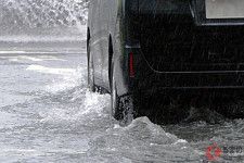 なぜ梅雨は事故が起きやすい？ 事前にできる雨対策で「タイヤ」と「視界確保」が重要な訳