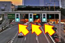 高速道路にある「謎の信号」 設置の意味はナニ？ トンネル前で見かけるが… めったにない“赤信号”ではどうすればいい？