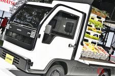 ダイハツ新型「斬新軽バン・軽トラ」世界初公開！ カッコいいデザインには“理由”あり！ 見えてきた「将来の軽商用車像」とは
