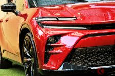 トヨタが新型「スポーツSUV」発売！ 斬新デザインに熱視線！ 590万円の「クラウン」まもなく発売！ 反響はいかに
