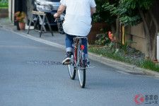自転車に「青キップ」適用!? 16歳以上を対象に！ 事故増加で警察庁が検討へ