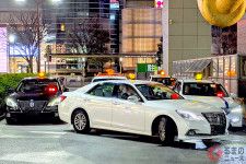 「普通免許でタクシー運転できる」は本当？ 福岡市「タクシー特区」の事実ナシ？ タクシー不足で「ライドシェア議論」過熱！