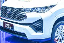 トヨタが新型「“超凄い”SUVミニバン」実車展示！ “斬新燃料”使える!? 圧倒的“迫力顔”の「イノーバ ハイクロス」印に登場