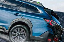 スバルが新型「ステーションワゴン“SUV”」発表！ 上品ブルー×ブラック装備が超カッコイイ！ アンダー700万円の「アウトバック“ウィルダネス”」中国に登場