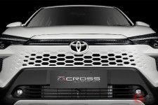 トヨタ新型「クロス」初公開！ 超カッコイイ“レクサス級”「斬新フェイス」に注目！ 精悍さアップの「コンパクトSUV」ブルネイで発売