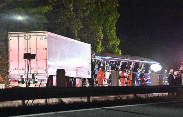 東北道バス事故で3人死亡、宮城　エンジントラブルで停車中