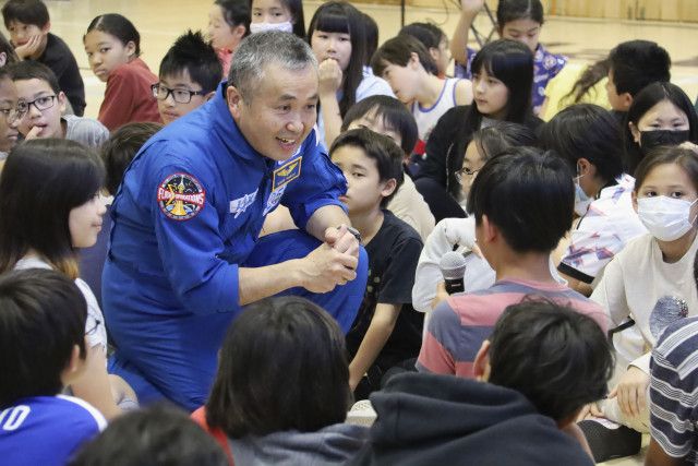 若田光一さん「宇宙で活躍を」　米日本語学校で特別授業