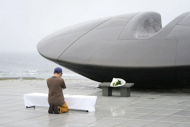 「災害の教訓、風化させない」　北海道、奥尻町長が慰霊碑に献花