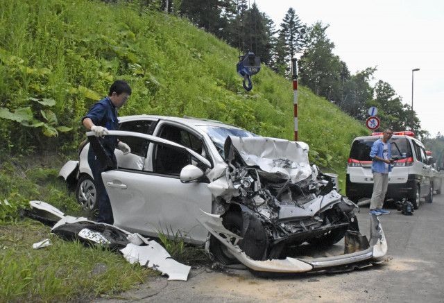 車同士が正面衝突、男女2人死亡　北海道・富良野の国道