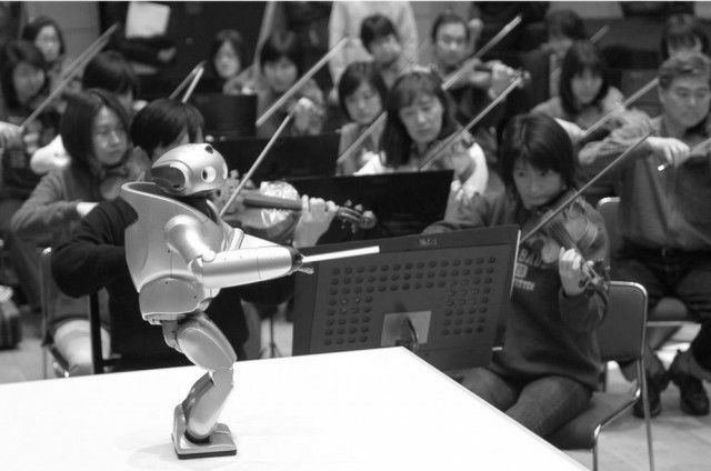 ＜あのころ＞ロボットが指揮者に挑戦　オーケストラで「運命」