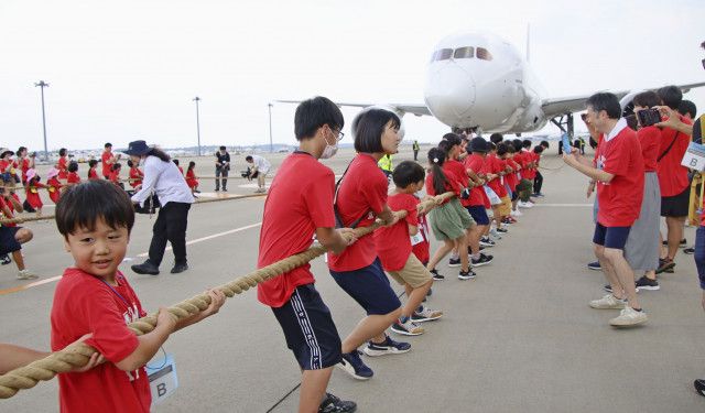 小学生とジェット機綱引き、成田　コロナ前と同規模で開催