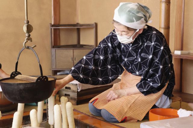 新米できりたんぽ作り　秋田の味覚、季節到来