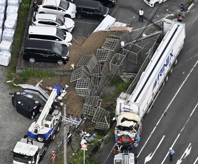 滋賀・湖南で大型トレーラー横転　車10台押しつぶす、運転手死亡