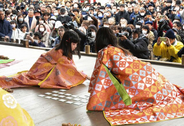 華やかに「かるた始め」　新春恒例、京都・八坂神社