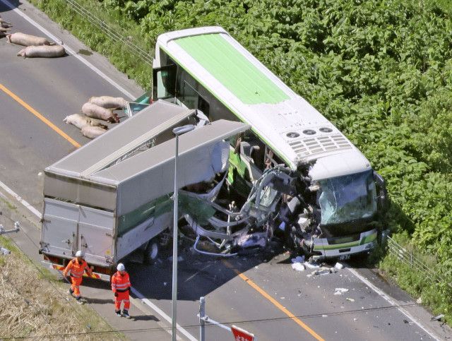 北海道高速バス事故、遺族が提訴　トラック雇用主に賠償請求
