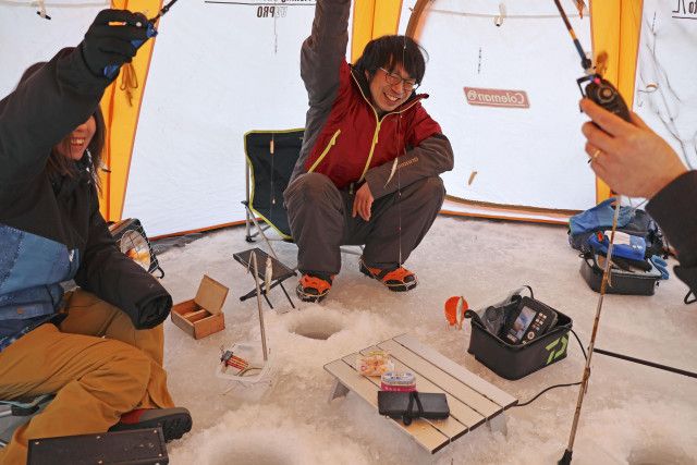 氷上テント、ワカサギ釣り　暖冬で遅く、岩手・岩洞湖