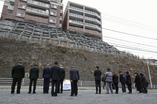 逗子崩落、亡き女子生徒に献花　発生4年で市長、神奈川