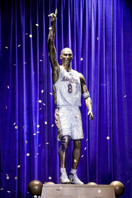 ブライアントさんの銅像披露　元NBAレーカーズ名選手
