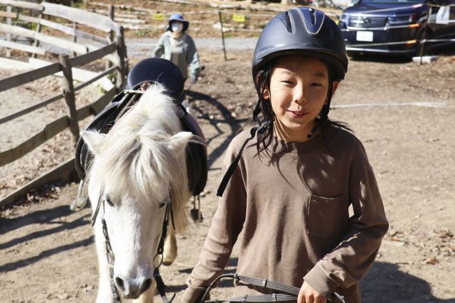 馬と触れ合い「根の強い人間に育って」　障害児や不登校児受け入れ、長野でホースセラピー