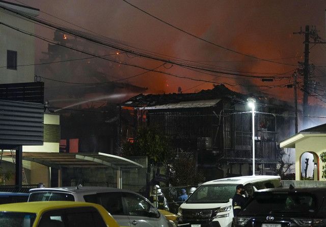 大阪の住宅街で火災、1人搬送　城東区、3棟700平米焼ける