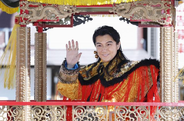 「福山皇帝」地元で豪華パレード　長崎ランタンフェス、市民ら歓声