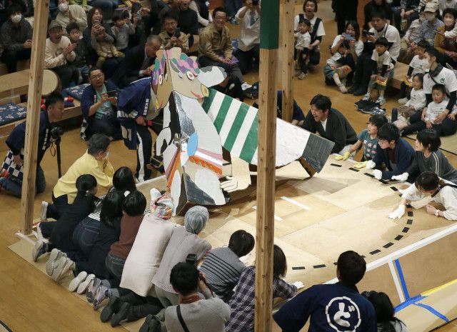 段ボール力士で巨大紙相撲、鳥取　県立美術館の開館カウントダウン