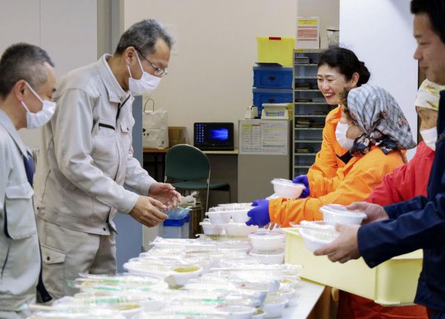 石川、輪島朝市が「ふるまい鍋」　自治体職員らに感謝伝える