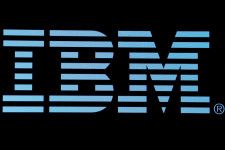 ニューヨーク証券取引所に表示された米IBMのロゴ＝2018年6月（ロイター＝共同）