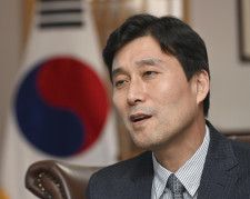 インタビューに答える韓国の林始興・駐広島総領事