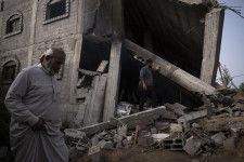 12日、パレスチナ自治区ガザで、イスラエル軍の空爆で破壊された住宅（AP＝共同）