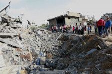 イスラエル軍の空爆で破壊された、パレスチナ自治区ガザ北部の建物＝12日（ゲッティ＝共同）