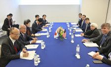 G7財務相・中央銀行総裁会議で会談するイエレン米財務長官（右手前から2人目）と鈴木財務相（左手前から2人目）＝13日午前、新潟市（代表撮影）