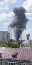ロシア西部ブリャンスク州で、ヘリコプターの墜落で上がる煙。13日に映像が公開された（Ostorozhno　Novosti提供・ロイター＝共同）