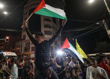 イスラエルとの停戦合意にわくパレスチナ自治区の人々＝13日、ガザ（ゲッティ＝共同）