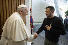ローマ教皇フランシスコと握手を交わすウクライナのゼレンスキー大統領＝13日、バチカン（AP＝共同）