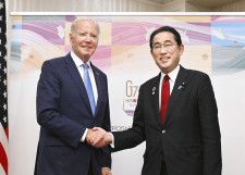 会談前に握手する岸田首相（右）とバイデン米大統領＝18日午後、広島市（代表撮影）