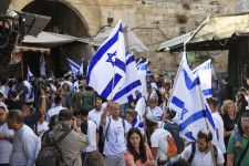 東エルサレムの旧市街にあるイスラム教徒地区を練り歩く行進参加者＝18日（共同）