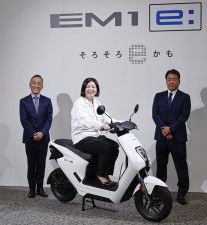 ホンダが発売する電動の原付二輪車「EM1　e:（イーエムワン　イー）」と開発責任者ら＝19日、東京都港区