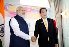 会談を前にインドのモディ首相（左）と握手する岸田首相＝20日午前、広島市（代表撮影）