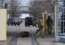 ウクライナ南部のザポロジエ原発の入り口で警戒するロシア兵＝3月29日（ロイター＝共同）