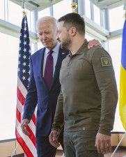 G7広島サミットでの記念撮影後、バイデン米大統領（左）と言葉を交わすウクライナのゼレンスキー大統領＝21日午前、広島市（AP＝共同）