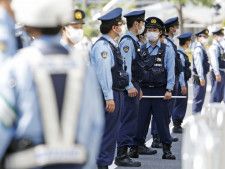 平和記念公園の周辺で警戒に当たる警察官＝21日午前、広島市