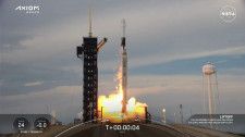 21日、米フロリダ州のケネディ宇宙センターから打ち上げられる、宇宙船クルードラゴンを搭載したロケット（NASAの中継より・共同）